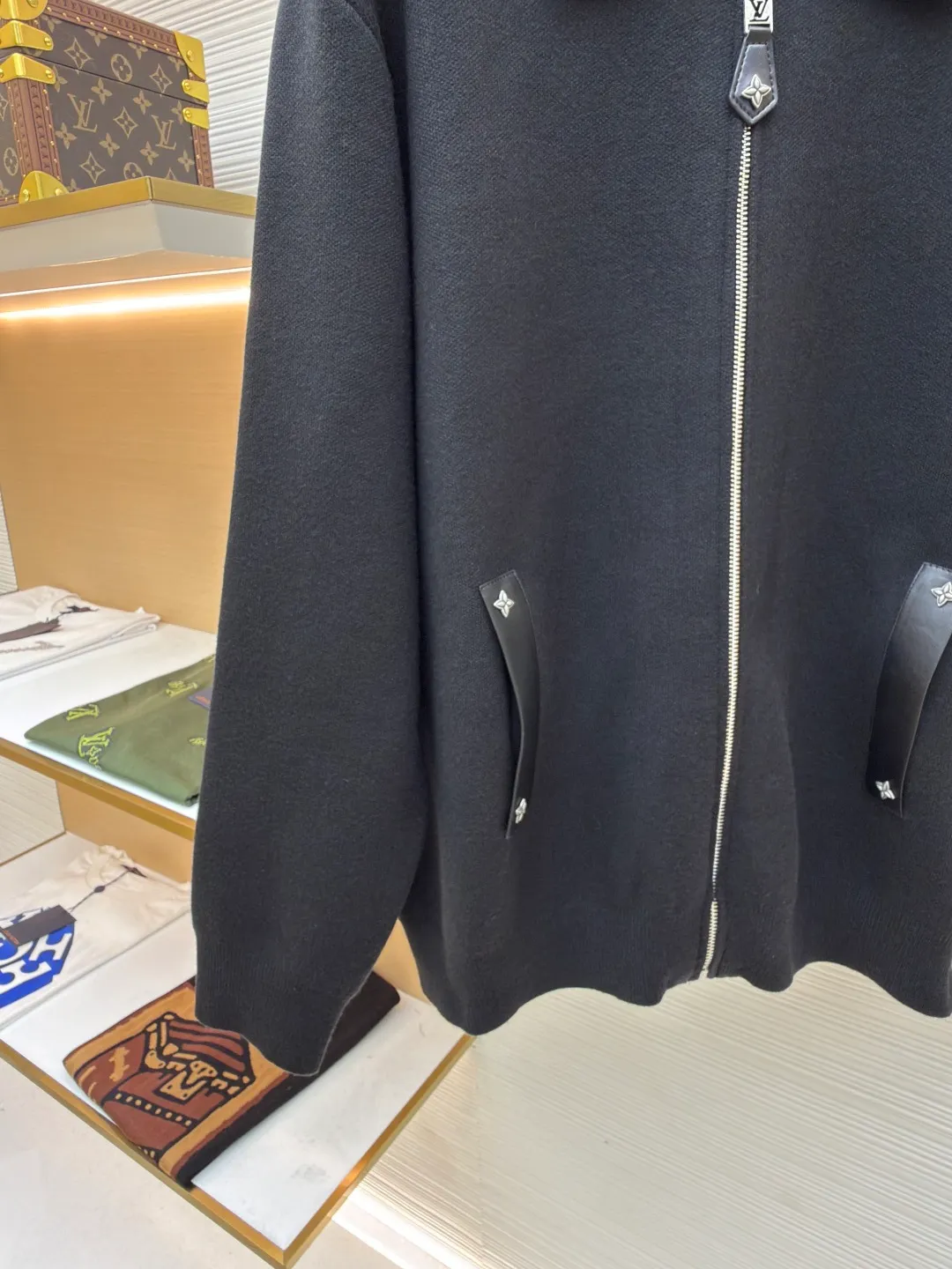LOUIS VUITTON Leather knitted wool zipper cardigan ●Original version: 21600 purchase and development ●Item number: 1680785-B10 ●Fabric: wool fabric ●Technology: laser cutting ●Version: fitted version ●Weight: about 1080 grams ●Size: S-M-L-XL ●Description: Made of merino wool fabric. This wool material has 78% wool content and is a wool yarn with ultra-high wool content. The loom-finished clothes contain 22% cotton, making the clothes more suitable for the upper body. The pocket zipper leather is custom-cut from cowhide, and the slider decoration is also decorated with leather to add a more high-end aspect. The iconic LOGO is embossed on the back panel. The zipper is a No. 5 zipper, electroplated with white copper material, and laser cutting to hollow out the LV logo, which is a very heavy-duty one. This knitted belted jacket is made of sheep wool and features leather details such as edged pockets and Monogram floral rivet zipper pulls for a modern feel. It can be worn as a jacket or coat, or paired with a shirt or T-shirt. Knitted shirt-style collar, ribbed cuffs and hem, zip closure with logo zip puller trim pockets at front, and logo metal rivet accent tag at rear. The overall wiring is straight and delicate, the fabric is comfortable and soft, and the color is consistent without color difference. It can be matched with the same style to create a fashionable look and control various occasions. Customized accessories, complete with three standards, same style for men and women!